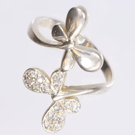 Ring med vita stenar, stl 15¾, bredd 2-22mm, 925/1000 silver  Vikt: 2,4 g
