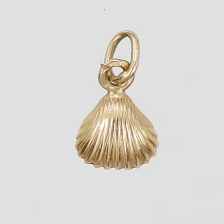Berlock i form av en snäcka, höjd inkl. ögla: 14mm, bredd: 8mm, 18K guld.  Vikt: 0,4 g