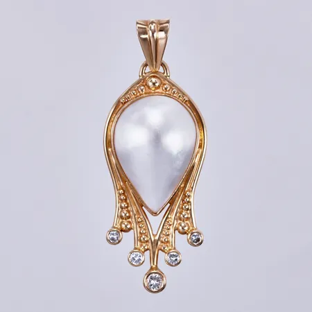 Hänge med odlad pärla, & diamanter ca1x0.05ct-ca4x0.01ct, längd: ca 4,1cm, bredd: ca 15-16mm, 18K Vikt: 6,4 g