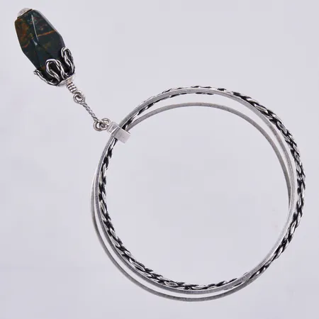 Armring 3-delad, berlock med grön sten, Ø6,5cm, bredd ca 8mm, silver 830/1000 Vikt: 30 g