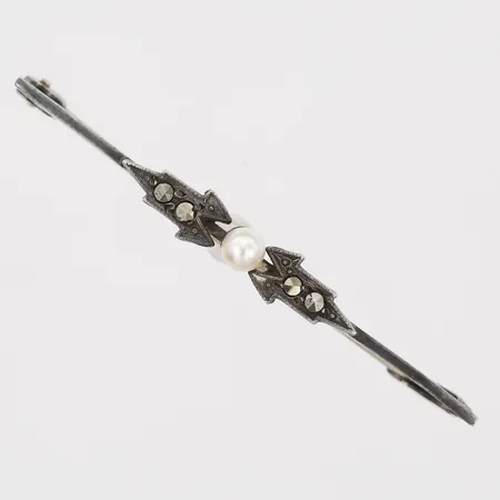 Brosch med pärla samt markasiter, längd: 4,5 cm, bredd: 2-4 mm, nål i vitmetall, silver.  Vikt: 1,7 g