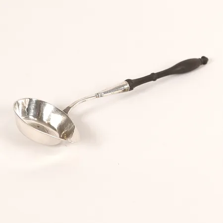 Såsslev, svarvat trähandtag, 1825, otydlig mästarstämpel, längd 20,5cm, åldersbetingat slitage, bruttovikt 41,6g