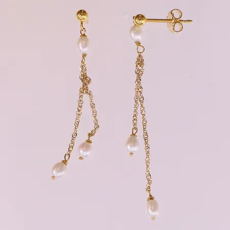 Ett par örhängen med odlade pärlor, ca 45x3,5mm, knutar. 18K  Vikt: 1,7 g