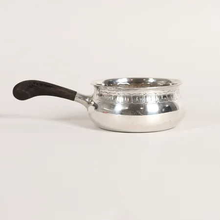 Kastrull, svärtat trähandtag, Sam Pettersson Ab, Linköping, 1931, längd ca 19, Ø10,5cm, höjd 5cm, slitage, handtag med mindre glapp, graverat nummer, silver, bruttovikt 146,9g Vikt: 146,9 g