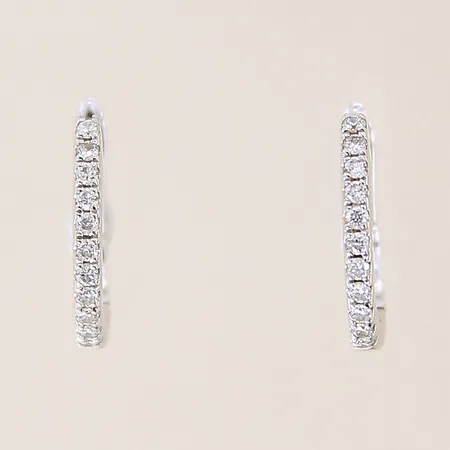 Ett par örhängen med diamanter 22 x ca 0,01ct, Ø11mm, vitguld, 18K  Vikt: 1,7 g