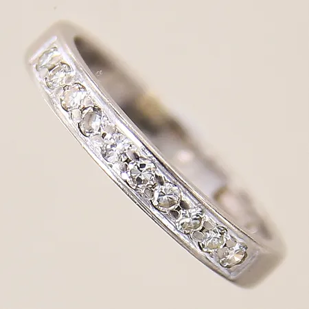 Ring med diamanter 10 x ca 0,02ct, stl 16¼, bredd 3mm, vitguld, gravyr, 18K  Vikt: 3,6 g
