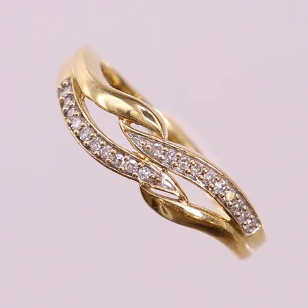 Ring med 8/8-slipade diamanter ca 20x0,005ct, stl 16½, bredd 1,5-5,5mm, GHA. 18K Vikt: 3 g