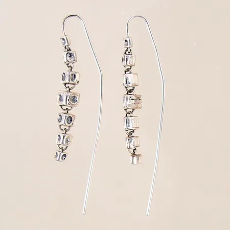Ett par örhängen, Slim Spine, Efva Attling, 45x5,8mm, silver 925/1000 Vikt: 8,7 g