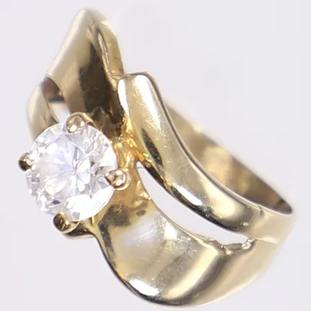 Ring med vit sten, stl 16¾, bredd 2,5-10,5mm, 18K bruttovikt 3 g Vikt: 3 g