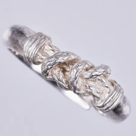 Ring, Theresia Hvorslev, Kärleksknop, stl: ca 17½, bredd: ca 5mm, 925/1000 silver  Vikt: 4,4 g
