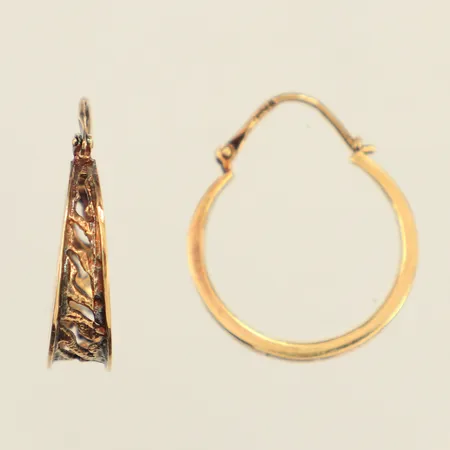 Ett par örhängen med mönsterdekor, Ø22mm, bredd ca 3-5mm, 14K Vikt: 3,2 g