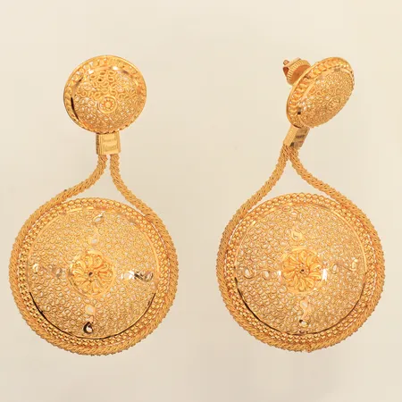 Ett par örhängen med filigranarbete, längd 67mm, bredd ca 5-37mm, lagningar, 21K Vikt: 28,3 g