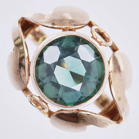 Ring med syntetisk sten, stl: 16 ¾, bredd ca 2-15mm, 8K Vikt: 3,5 g
