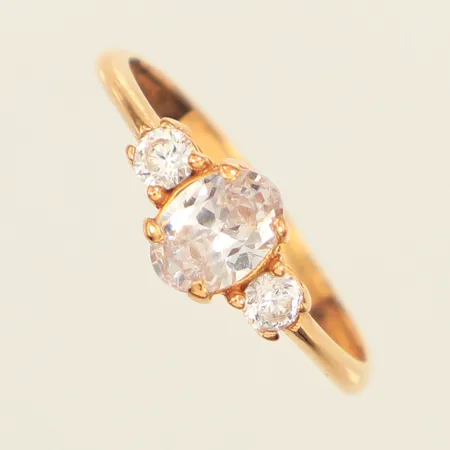 Ring med vita stenar, stl 18½, bredd ca 2,3-7mm, 21K Vikt: 2 g