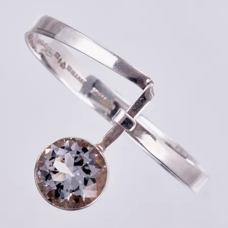 Stelt armband med Bergkristall Ø 18mm, Thysell, Gussi-Smycken Ab 1972, ca 62x58mm, skena bredd ca 3-8mm, silver Vikt: 25,6 g