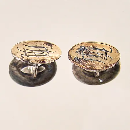 Ett par manschettknappar, Ø20mm, monogramgravyr, silver 830/1000 Vikt: 8,9 g