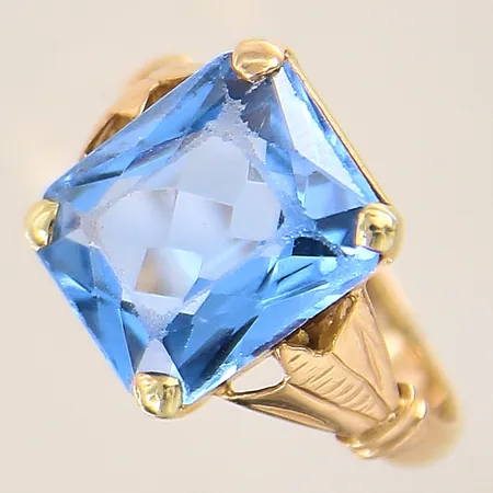 Ring med syntetisk spinell, stl 16¼, bredd 2-12mm, sten med nagg, spår av storleksändring, 18K  Vikt: 4,5 g