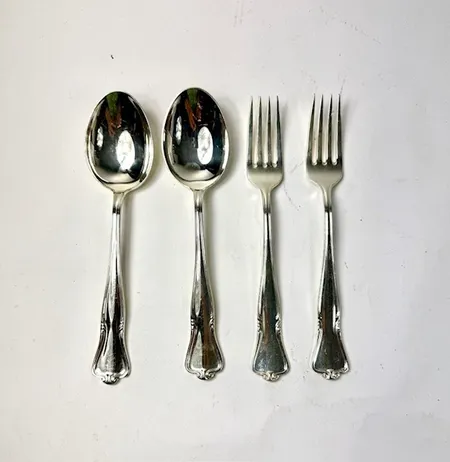 2 skedar längd 18 cm, 2 gafflar längd 17½ cm, 830/1000 silver. Vikt: 231 g
