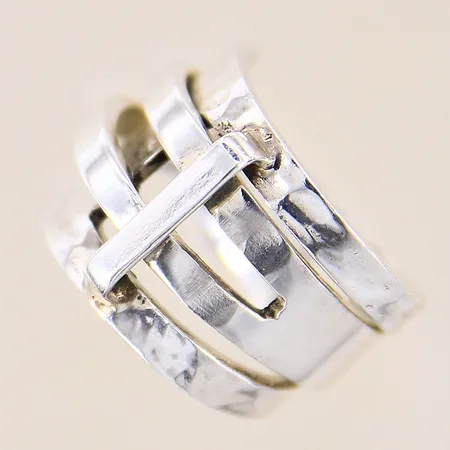 Ring med dekor, delvis hamrad yta, stl 16¾, bredd 9-16mm, något skev, silver 950/1000 Vikt: 9 g