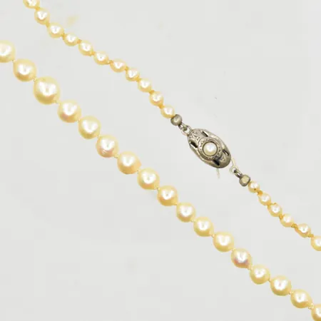 Pärlcollier med 90 odlade pärlor, något barocka pärlor, doserat, Ø3-6 mm, längd 51 cm, lås 835/1000 silver Vikt: 0 g