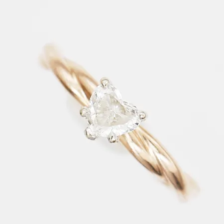 Ring med hjärtslipad diamant 0,42ct, ca TCr (I)/VS2, märkt GIA på rondist, stl 17, bredd 2-5mm, 14K  Vikt: 3,3 g