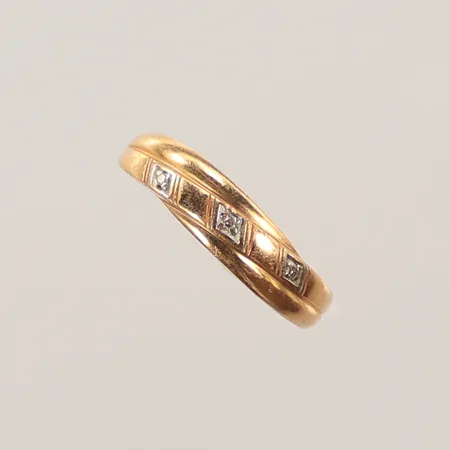 Ring med 3 diamanter ca 0,005ct/st, stl 18, bredd 2-5 mm, 18K 1,9g Vikt: 1,8 g