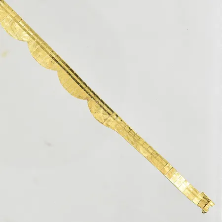 Collier, halvstel modell, matterad yta, längd 42½ cm, bredd 7-12 mm, 18K. Vikt: 37,1 g