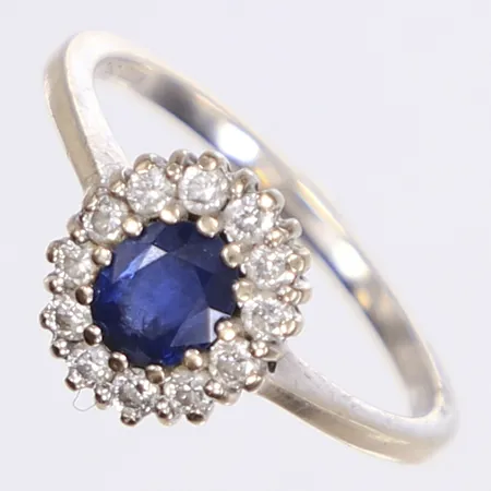 Ring med safir och diamanter, ca tot 0,12ct, stl 18¼, bredd 1,5-10,5mm, GHA, vitguld, 18K Vikt: 3,5 g