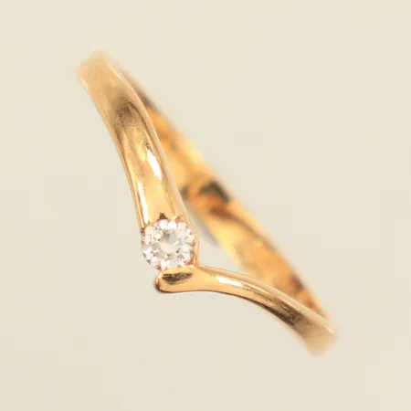 Ring med vit sten, stl 17¾, bredd ca 2,3-3mm, repig, BEH, ca år 1989, 18K Vikt: 1,9 g