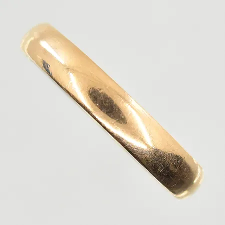 Ring, stl 19½, bredd 4 mm, gravyr, 14K. Vikt: 2,8 g