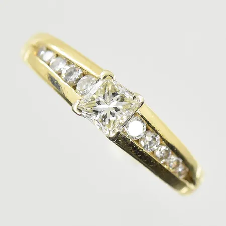 Ring med diamanter och 1 princesslipad diamant, ca 0,50 ctv, stl 17, bredd 1-4 mm, 14K. Vikt: 3,1 g