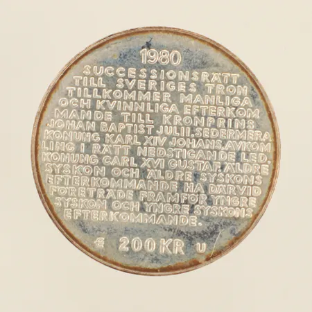 Minnesmynt, Sveriges Konung Carl XVI Gustaf - För Sverige i tiden, ändrad successionsordning, år 1980, nominellt värde 200kr, Ø36mm, 925/1000 silver Vikt: 27 g