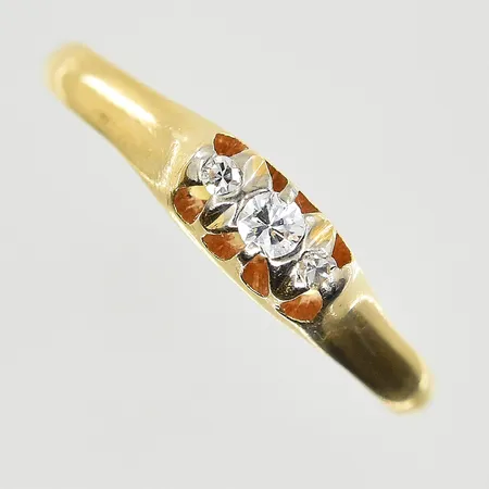 Ring med vita stenar, stl 17½, bredd 2-4 mm, 18K. Vikt: 1,9 g