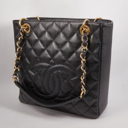 Väska Chanel, Tote bag, small, svart kalvskinn, guldfärgade beslag, öppen upptill med magnetlås, två innerfickor varav en med dragkedja, ett ytterfack, mått ca 9x24x23cm, kedja/strap längd 23cm, tillhörande certifikat serienummer 18002433, made in Italy, kvitto Rodeo Drive, Beverly Hills år 2013, dustbag, Box Skickas med postpaket.