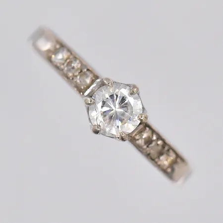 Ring med vita stenar, stl 20, 925/1000 silver Vikt: 3,7 g