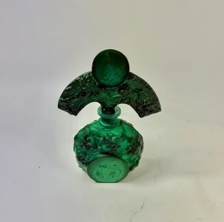 Flaska/flacong, höjd 15 cm, bredd 12 cm, ett fåtal kantnagg, glas Vikt: 0 g