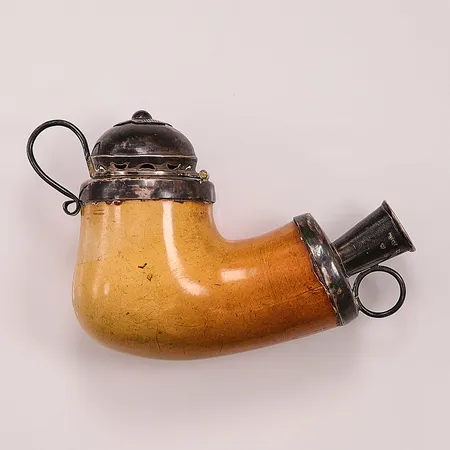 Långpipa, masurbjörk och silverbeslag, ca 10cm, tillverkarstämpel EGM, C5=1857, skaft saknas.