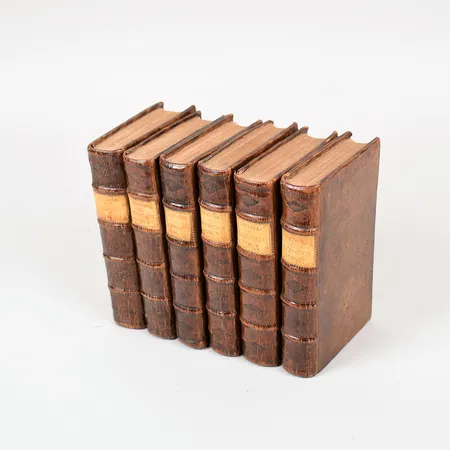 Böcker, Sex Volymer,  De L´Histoire Et  Des Avantures De L´incomparable Don Quichotte De La Manche, 1726, senare skinnband, åldersbetingat slitage, ej fullständigt genomgången.  Skickas med postpaket.