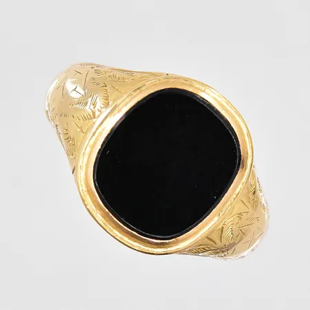 Klackring med onyx, stl 19¾, 18K Vikt: 5,6 g