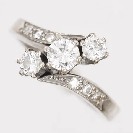 Ring med diamanter 1x ca 0,38ct, 1x ca 0,18ct, 1x ca 0,16ct, 6x ca 0,01ct, stl 16¾, bredd 2-8mm, vitguld 18K  Vikt: 5,6 g