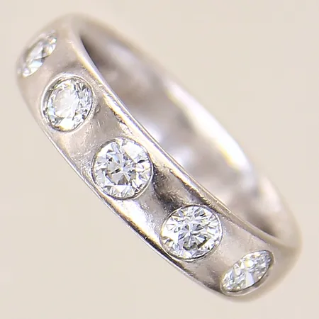 Ring med diamanter 5 x ca 0,15ct, stl 16½, bredd 5mm, vitguld, något repig skena, i behov av omrodiering, 18K  Vikt: 7,8 g