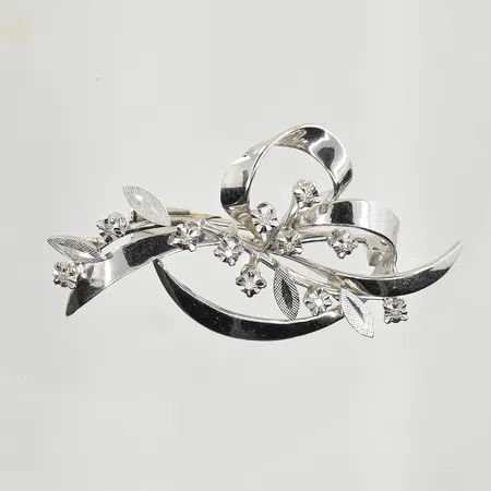 Brosch med diamanter 0,10ctv, bredd 45 mm, höjd 28 mm, vitguld, 18K. Vikt: 7,6 g