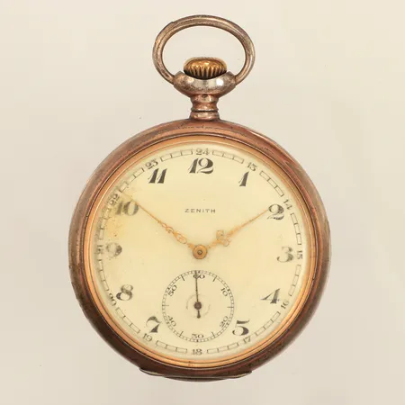 Fickur Zenith, två boetter i silver S800, manuell, 54mm, boettnr 3075758 4832, serienr 2283272, liten sekundvisare, löst skadat glas, skadad urtavla, gravyr, defekt - går ej, bruttovikt 102g, inga tillbehör. 