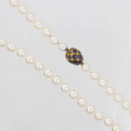 Collier med odlade saltvattenpärlor, längd 45cm, bredd7mm, lås av gulddetaljer och emaljdekor, låsets vikt 4g, slitage, några pärlor med ytslitage. 