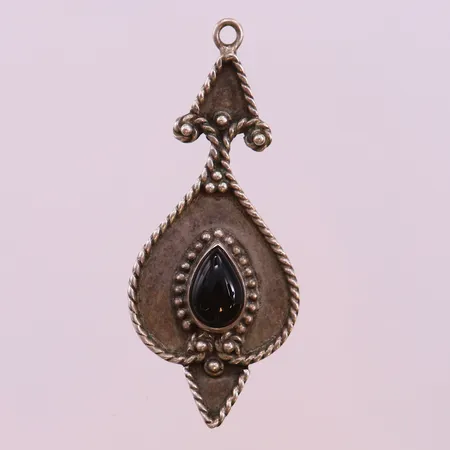 Hänge med svart sten, ca 49,5x21mm, saknar spetsögla. 925/1000 silver Vikt: 4,4 g