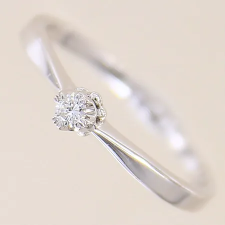 Ring med diamant ca 0,05ct, stl 16½, bredd 1-3mm, vitguld, GHA, 18K  Vikt: 1,9 g