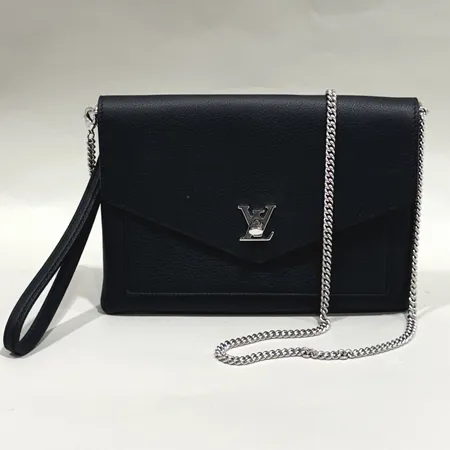 Väska Louis Vuitton MylockMe Chain Pochette, M63926, silverfärgade beslag, svart läder, mått ca 23,5x17x2cm, kvitto från Birger Jarlsgatan 2022, mindre fläckar, bruksslitage, repigt spänne, inga tillbehör 
