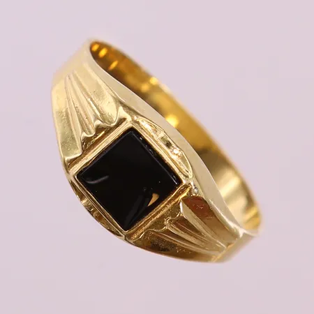 Klackring med svart sten, stl: 18½, bredd 3,5-9mm, 18K.  Vikt: 3,6 g