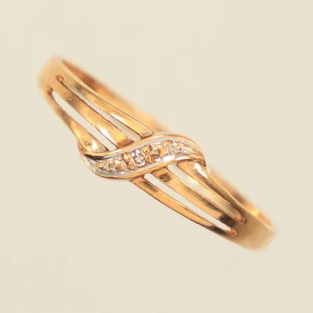 Ring med diamant ca 0,005ct 8/8-slipade, stl 18, bredd 1,4-5mm, något skev, 18K  Vikt: 1 g
