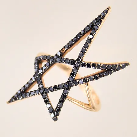 Ring med svarta diamanter, ca 75 x 0,01ct, stl 17, bredd 2-34mm, en diamant saknas, rödguld, 14K Vikt: 3,8 g